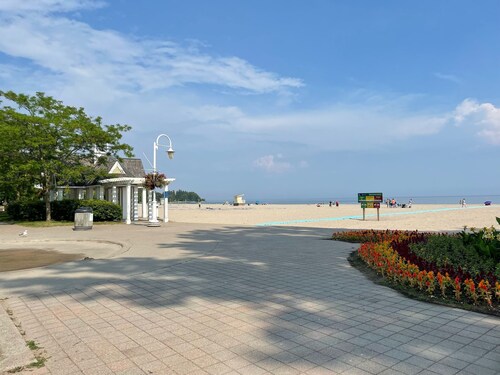 Lovely one-bedroom apartment (near downtown/beach)