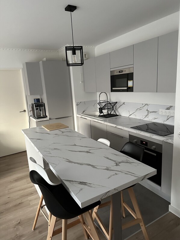 Fridge, microwave, oven, stovetop - Appartement Idéal Pour les Familles, Proche de Paris et des Futurs JO ! (Saint-Ouen-sur-Seine)