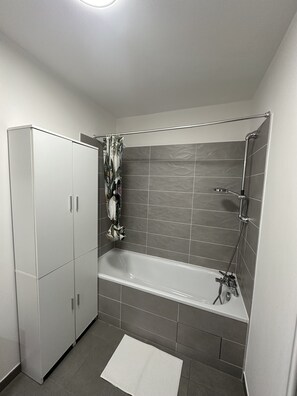 Bidet, towels, toilet paper - Appartement Idéal Pour les Familles, Proche de Paris et des Futurs JO ! (Saint-Ouen-sur-Seine)