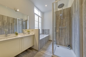 Apartamento de lujo | Baño | Bañera y ducha independientes, secador de pelo, zapatillas y toallas