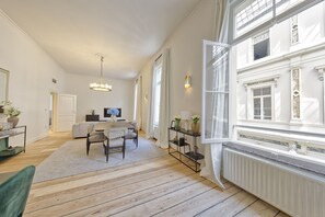 Luxe appartement | Woonruimte | Een 100-cm smart-tv met satellietzenders, een open haard en Netflix