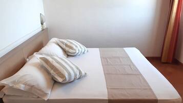 Classic-Zimmer | Zimmersafe, Schreibtisch, schallisolierte Zimmer, Bügeleisen/Bügelbrett