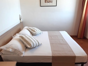 Classic Room | Peti besi dalam bilik, meja, kalis bunyi, seterika/papan seterika 