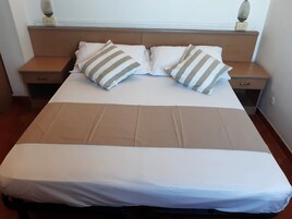 Habitación clásica | Caja fuerte, escritorio, sistema de insonorización