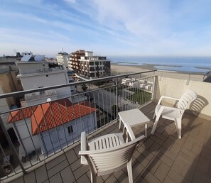 Standaard kamer | Een kluis op de kamer, een bureau, geluiddichte muren