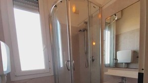 A bathroom with a glass-enclosed shower, a toilet, and a sink. - Hotel Salsedine  (Rimini)