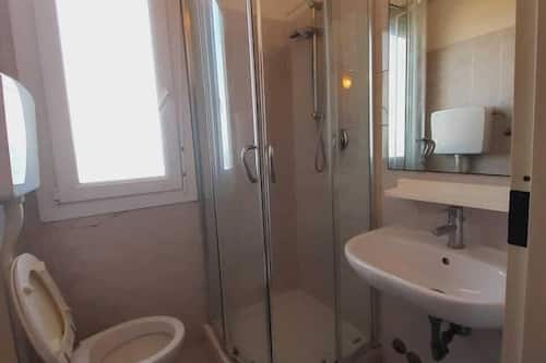 Douche, douche à « effet pluie », serviettes fournies