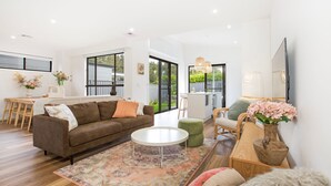Smart TV, stereo - Burra Beachy - Pet Friendly - 5 Mins Walk to Beach (Culburra Beach)