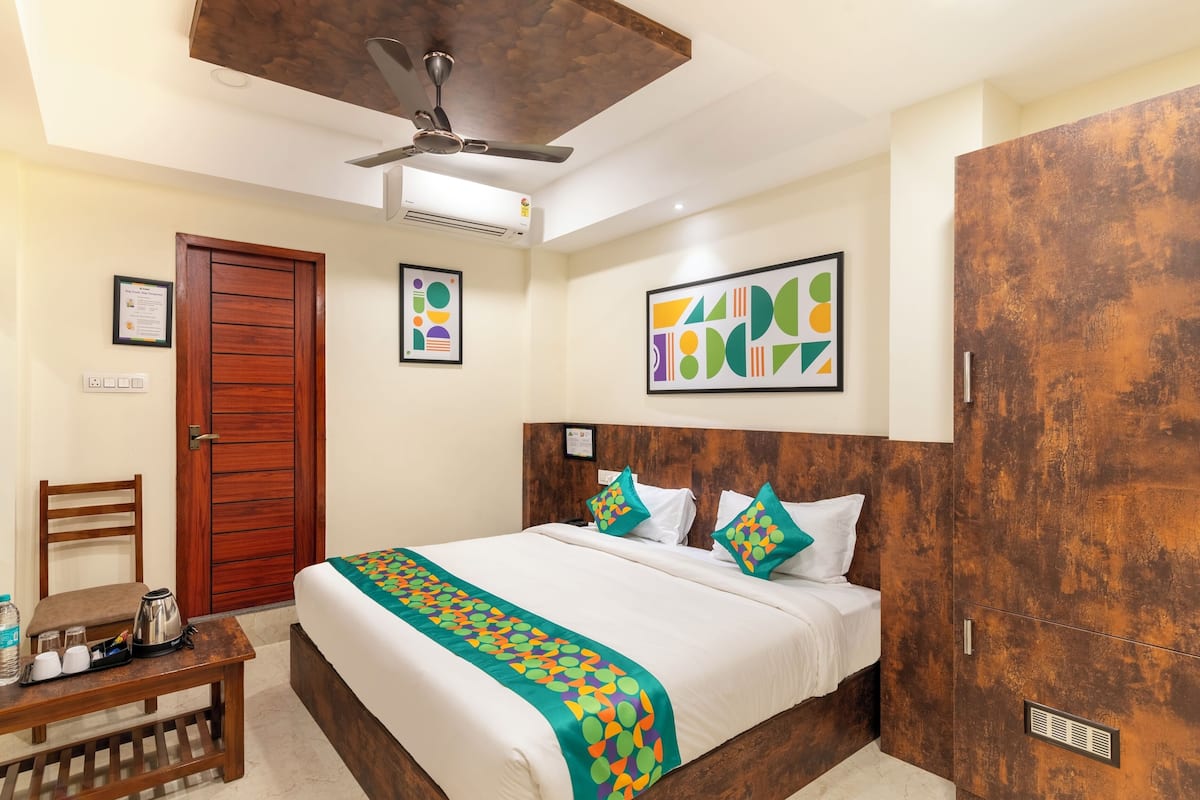 Standard Room | Peti besi dalam bilik, langsir/tirai gelap terus, cadar katil