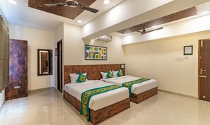 Quarto premium | Cofres nos quartos, cortinas blackout, roupa de cama
