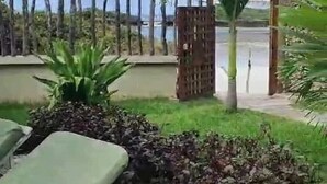 A garden area with a pool, a wooden gate, and a pathway leading to a building. - Giorgia HouseLuxurious Watamu beachfront apartment (Contea di Kilifi)