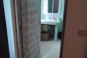 Dusche, Bidet, Handtücher, Seife