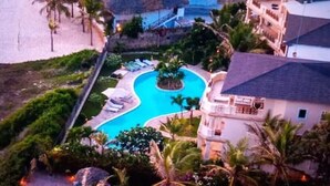 A resort with a swimming pool, palm trees, and a beach. - Giorgia HouseLuxurious Watamu beachfront apartment (Contea di Kilifi)