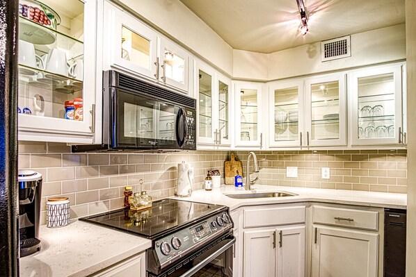 Kühlschrank, Mikrowelle, Ofen, Herdplatte