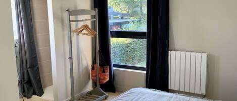 3 habitaciones, escritorio, tabla de planchar con plancha y wifi