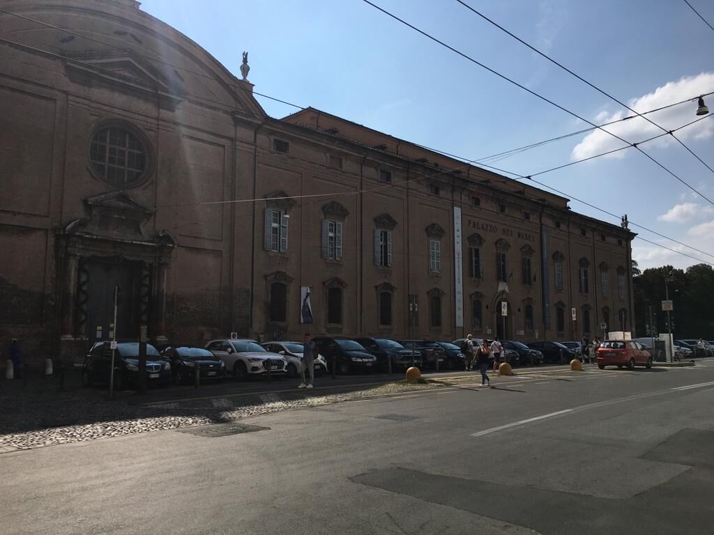 Ein großes, historisches Gebäude mit einem markanten Eingang und zahlreichen Fenstern.