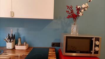 Réfrigérateur, micro-ondes, cafetiÚre/bouilloire