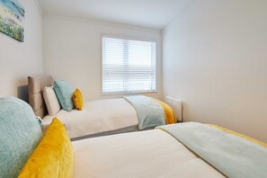 2 quartos, ferros/tábuas de passar roupa, roupa de cama