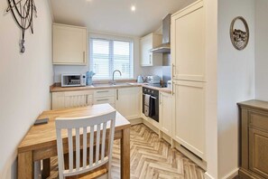 Fridge, microwave, oven, stovetop - Host & Stay | Sea View Road (Wilsthorpe)