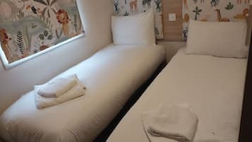 2 bedrooms, travel crib, internet, bed sheets