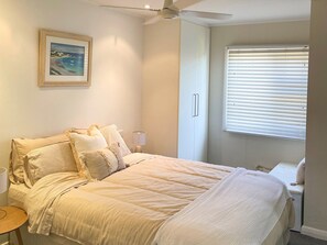 5 bedrooms, iron/ironing board, free WiFi - Ahoy Point Turton - Dog friendly - Off Peak Special! (Point Turton)