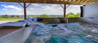 Vineyard with a View: Close to Wineries + Hot Tub!