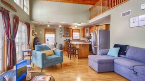 Smart TV, fireplace - Vineyard with a View: Close to Wineries + Hot Tub! (Hammondsport)