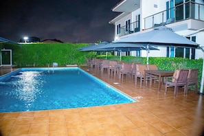 Outdoor pool, pool umbrellas - Cromer Serviced Apartments (Accra)