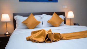 Deluxe Studio Suite, 1 Bedroom, Pool View | Egyptian cotton sheets, premium bedding, in-room safe