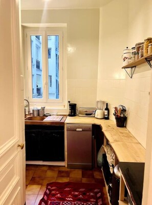 Geladeira, micro-ondas, cooktop, lava-louças