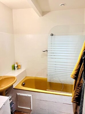 Sèche-cheveux, serviettes fournies, savon, shampoing