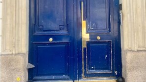 Puertas dobles con un letrero que dice "II BIS".