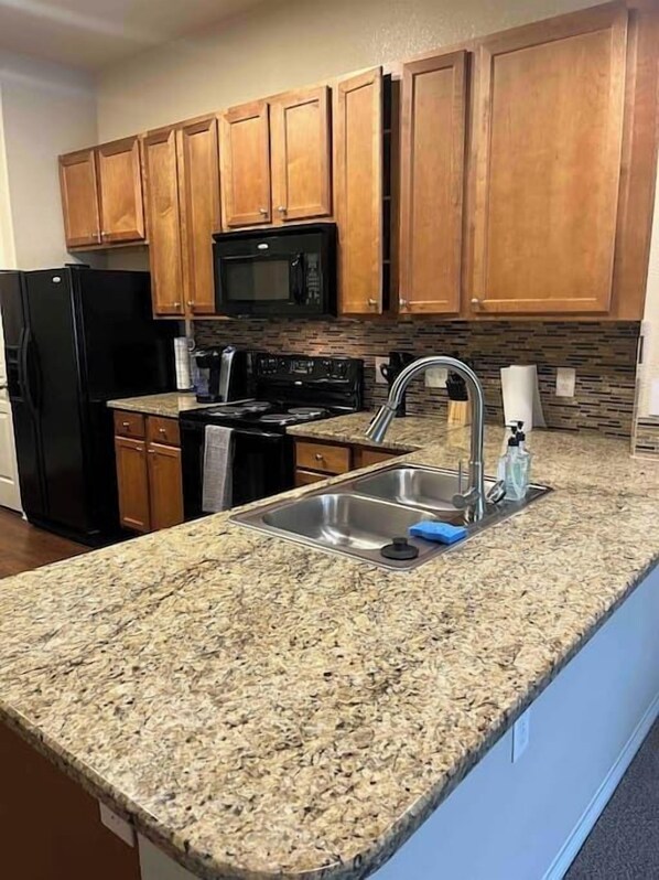 Kylskåp, mikrovågsugn, ugn och spishäll