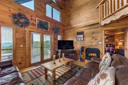 Spacious 3BR Cabin w/ HOT TUB! Breathtaking Views!