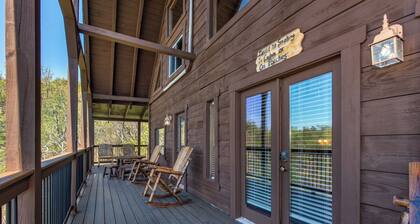 Spacious 3BR Cabin w/ HOT TUB! Breathtaking Views!