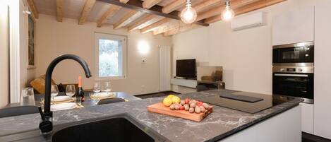 Réfrigérateur, four, lave-vaisselle, cafetière/bouilloire