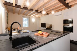 Fridge, oven, dishwasher, coffee/tea maker - Casa Margherita   nel borgo antico, recentemente ristrutturata. (Salò)