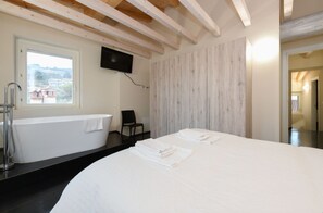 3 bedrooms, free WiFi, bed sheets - Casa Margherita   nel borgo antico, recentemente ristrutturata. (Salò)