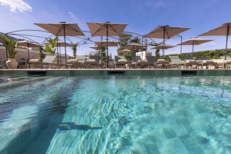 Una piscina al aire libre. Alcázar Hotel Sóller