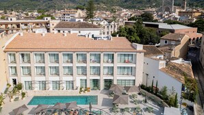 Ein Hotel mit Pool, Außenbereich und Bergblick.