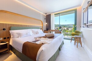 Ropa de cama de alta calidad y minibar 