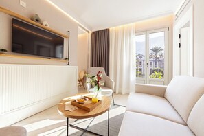 Suite Junior, balcon, vue ville | Coin séjour