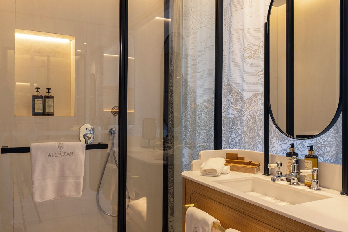Ein modernes Badezimmer mit einer Duschkabine aus Glas, einem Holzbadezimmer-Möbel und einem großen Spiegel.