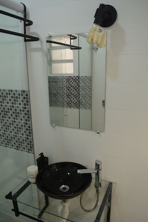 Secador de pelo, toallas, papel higiénico