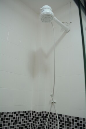 Séchoir à cheveux, serviettes fournies, papier de toilette