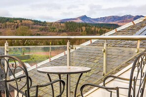 Outdoor dining - Beach Front Flat, Brodick (Brodick)
