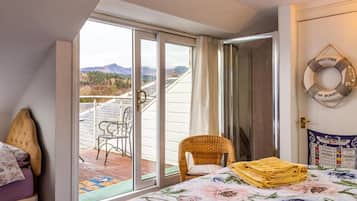 3 makuuhuonetta, työpöytä, ilmainen Wi-Fi, vuodevaatteet