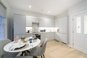 Apartemen Standar, 1 kamar tidur | Dapur pribadi | Microwave, oven, kompor, dan mesin pembuat kopi/teh
