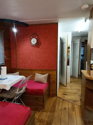 3 chambres, bureau, fer et planche à repasser, lit de bébé portatif