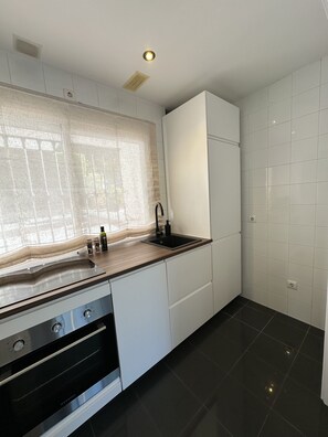 Kylskåp, ugn, spishäll och diskmaskin